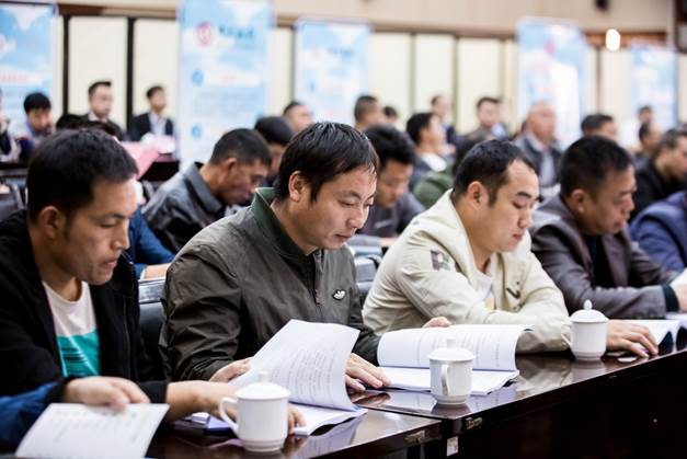 农民合作社负责人翻阅涉农金融产品手册